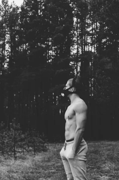 Hombre en Máscara entrenamiento al aire libre —  Fotos de Stock