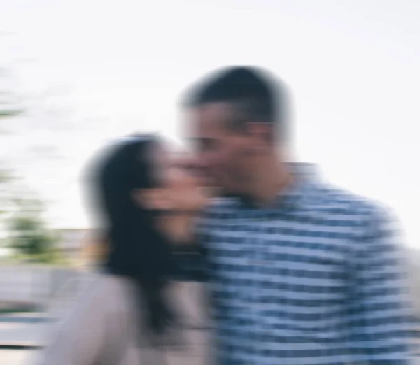 Mężczyzna i kobieta całują się — Zdjęcie stockowe