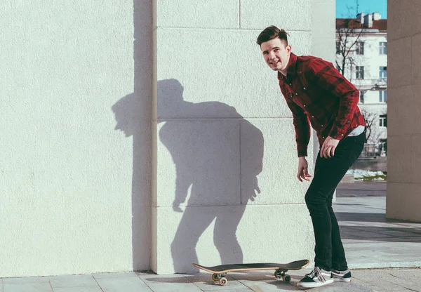 Mladý muž na skateboardu — Stock fotografie