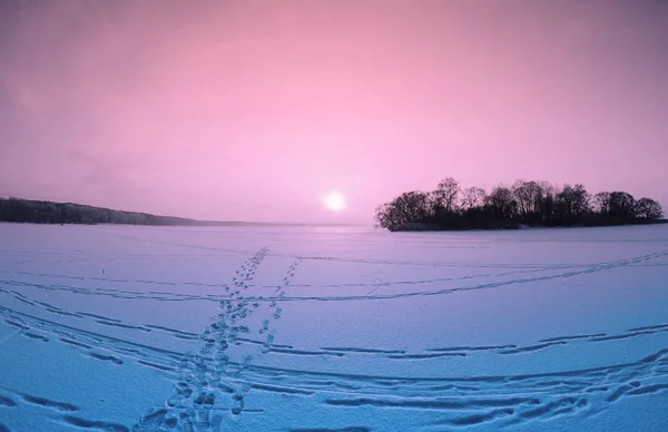 Lac gelé au coucher du soleil — Photo