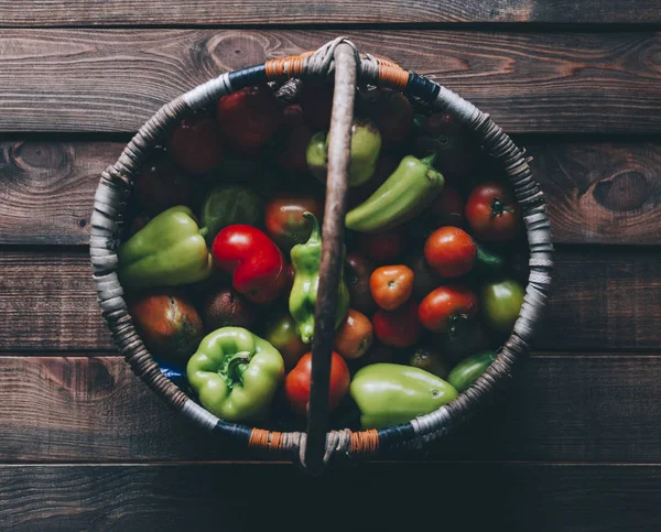 Legumes coloridos na cesta — Fotografia de Stock