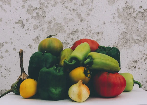 Verduras en la mesa de casa — Foto de Stock