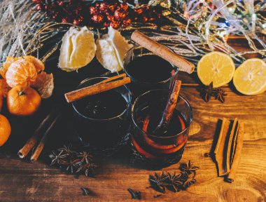 Bardaklarda mulled şarap