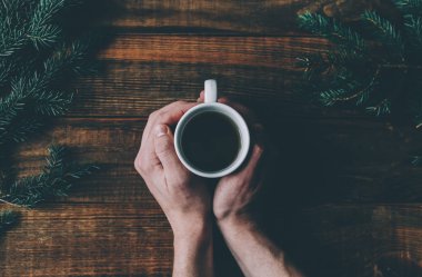 çay bardağı elinde