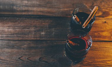 Gözlük mulled şarap ile