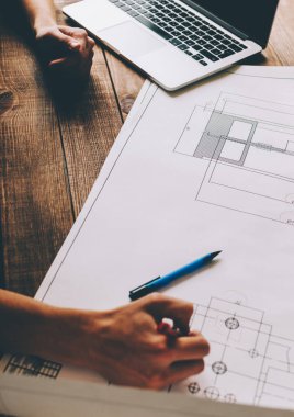 Genç adam planı üzerinde çizim