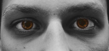 Adamın gözleri kahverengi