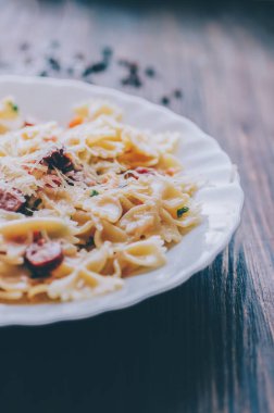 Salam ile makarna farfalle