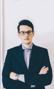 ceketi giyen genç adam