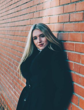 tuğla duvarın yanında kız