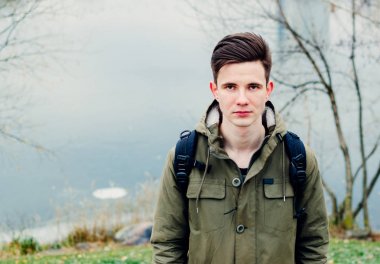 Nehir kenarındaki genç adam