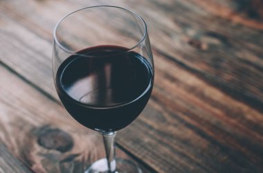 Bardakta kırmızı şarap.