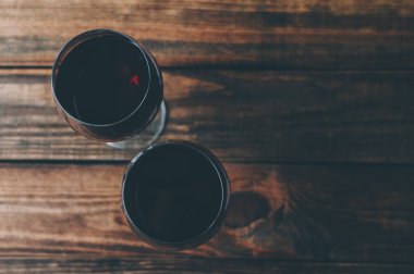 kırmızı şarap bardakta