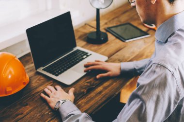 Laptop çalışma adlı genç mühendis