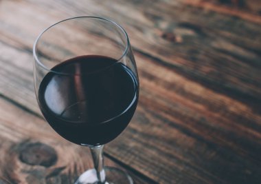 Bardakta kırmızı şarap.