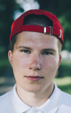 Kırmızı şapkalı genç adam