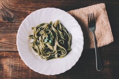 Makarna ile ıspanak plaka