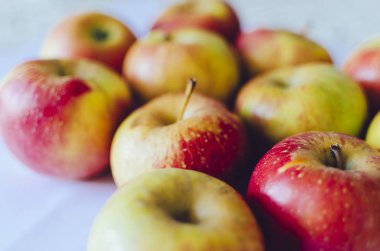 Masadaki olgun elmalar