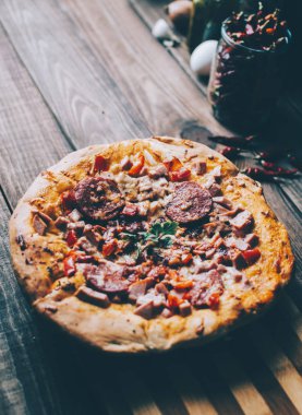 Pizza üzerinde siyah rustik masa