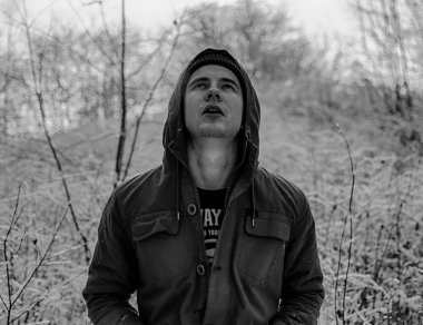 Genç adam kış ormanında