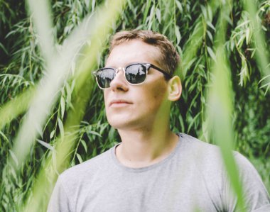 Parktaki genç adam.