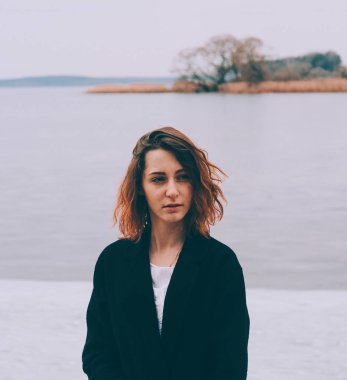 genç çekici kız sahilde