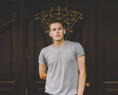 Kapının yanında genç adam