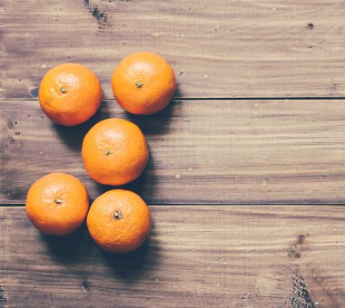 Masanın üzerinde olgunlaşmış mandalina