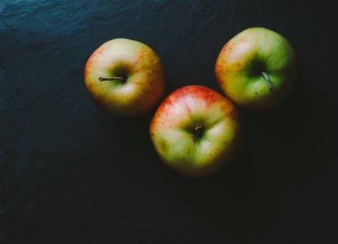 Masadaki olgun elmalar