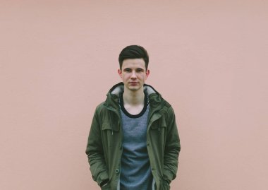 çekici bir genç adam