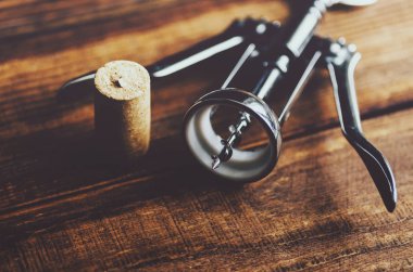 Tablo üzerinde metal tirbuşon