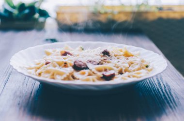 Salam ile makarna farfalle