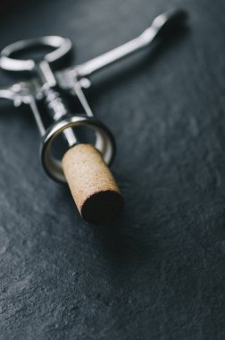 Tablo üzerinde metal tirbuşon