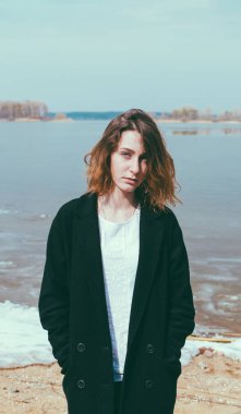 Göl kenarında genç kız