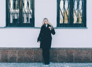 Şehirde bir yolda sarışın kadın