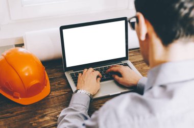 Laptop çalışma adlı genç mühendis