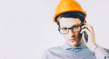 Kask genç erkek mühendisi