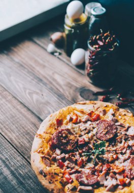 Ev yapımı pizza tablo üzerinde