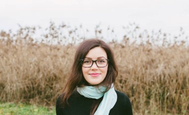 Genç kız göl kenarında yürüyüş