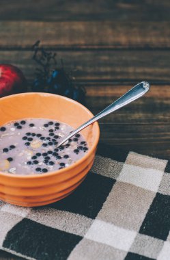Turuncu kase yoğurt ile Granola 