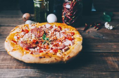 Pizza üzerinde siyah rustik masa