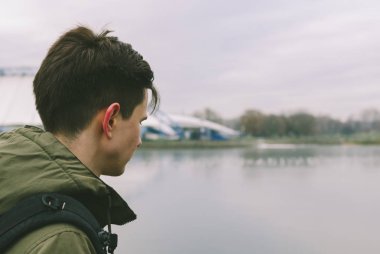 Genç adam şehir nehir tarafından