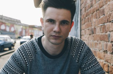 Genç çekici adam On sokak