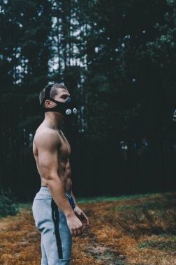 Adam maske eğitim açık havada