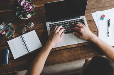 Genç adam laptop çalışma