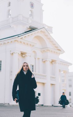 Sokakta sarışın kız