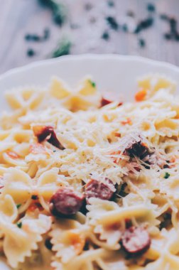 Salam ile makarna farfalle