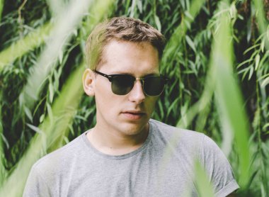 Parktaki genç adam.