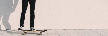 Genç adam kaykaya biniyor. 