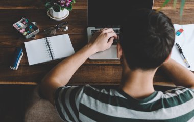 Genç adam laptop çalışma